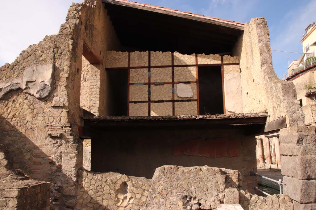 V.20 Herculaneum, October 2020. Looking west towards the upper floor of V.20 and doorways into V.19. Photo courtesy of Klaus Heese.